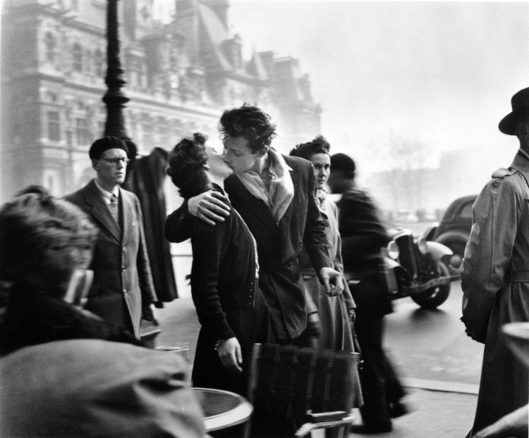 med_robert-doisneau-le-baiser-de-l-hotel-de-ville-paris-1950-jpg
